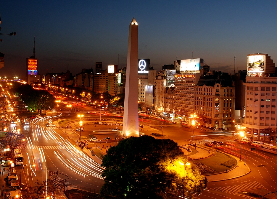 Obelisco y Avenida 9 de Julio en Buenos Aires al anochecer